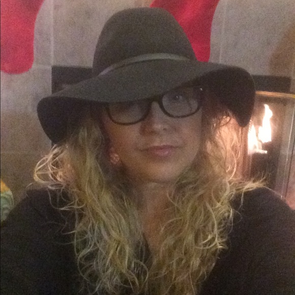 Meet your Posher, Amy. - Picture 5 of 9